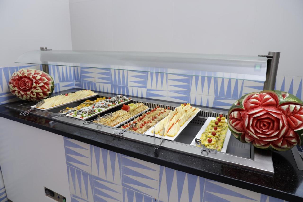 The Mirage Resort & Spa Hammamet Luaran gambar A display case with food